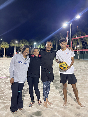 “”Fourplay” on the sand Team Photo